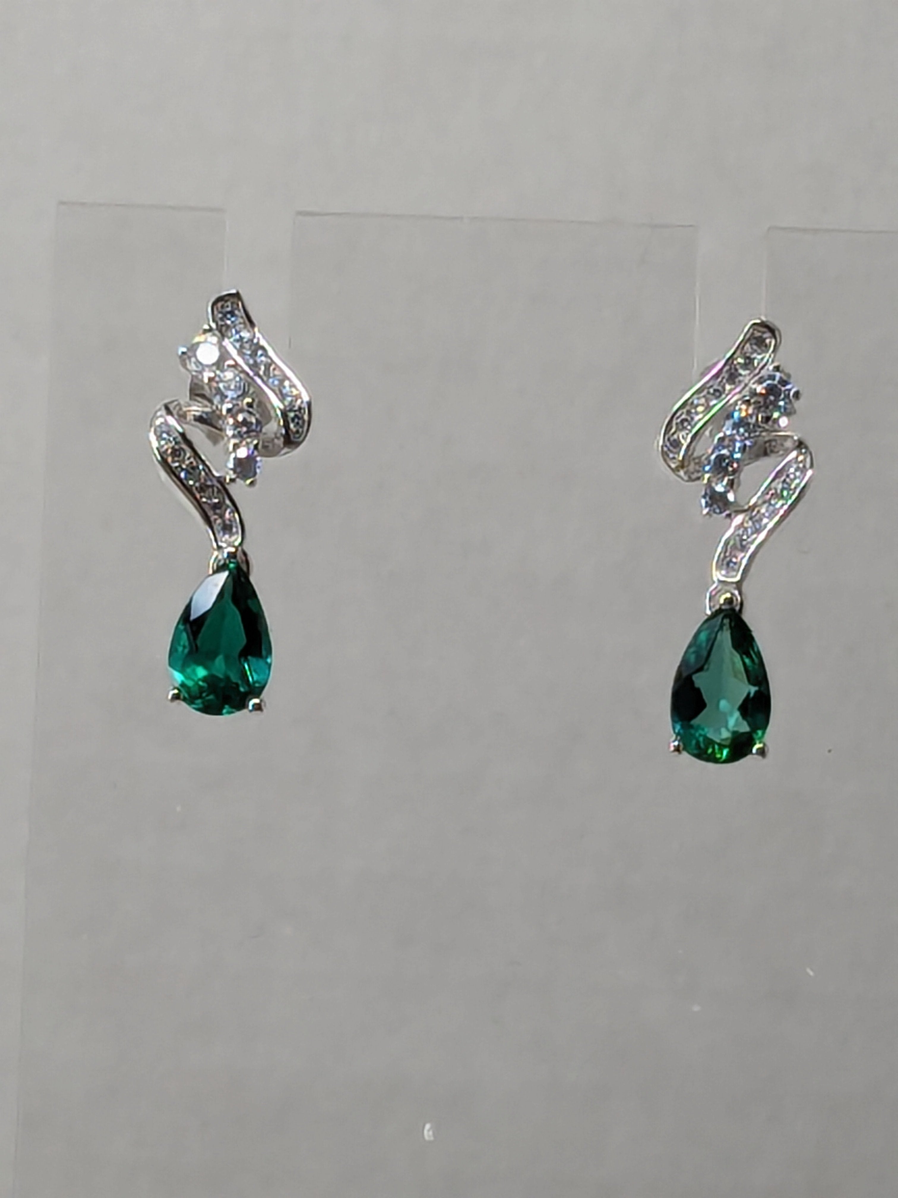 Cultivated Emerald Dangle Earrings 1.52cttw