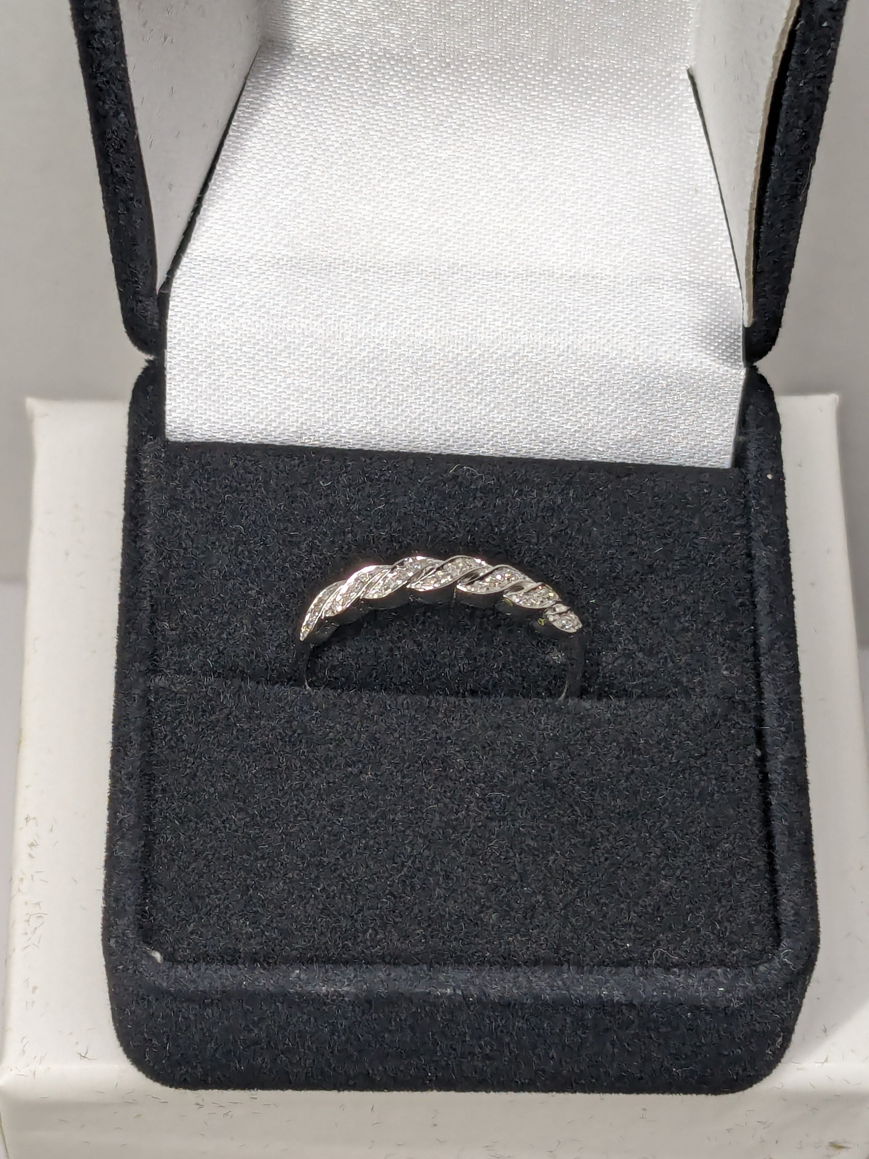 0.2ct Round-Cut Diamond Twist Ring Wedding Band Solid 14kt White Gold