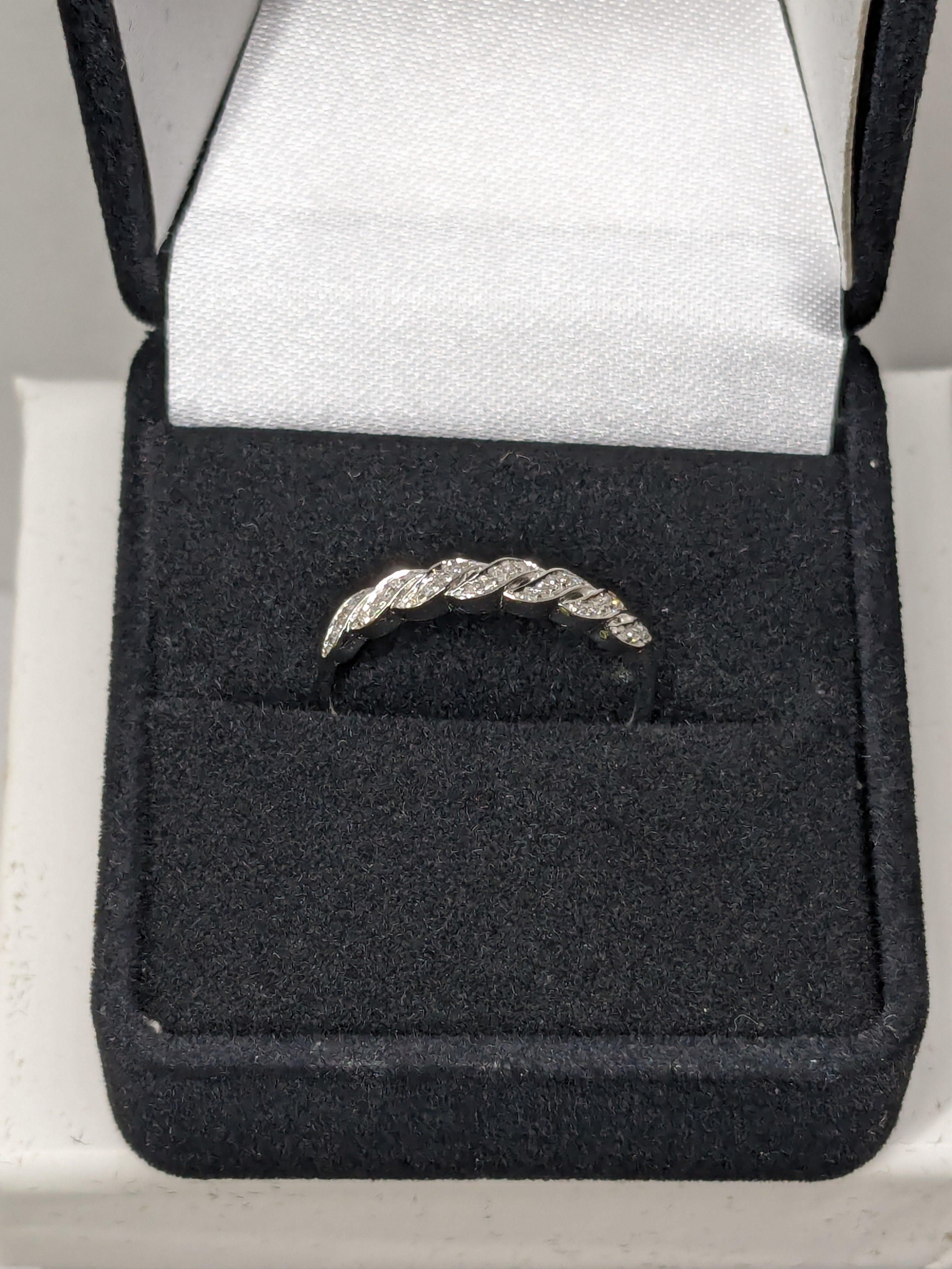 0.2ct Round-Cut Diamond Twist Ring Wedding Band Solid 14kt White Gold