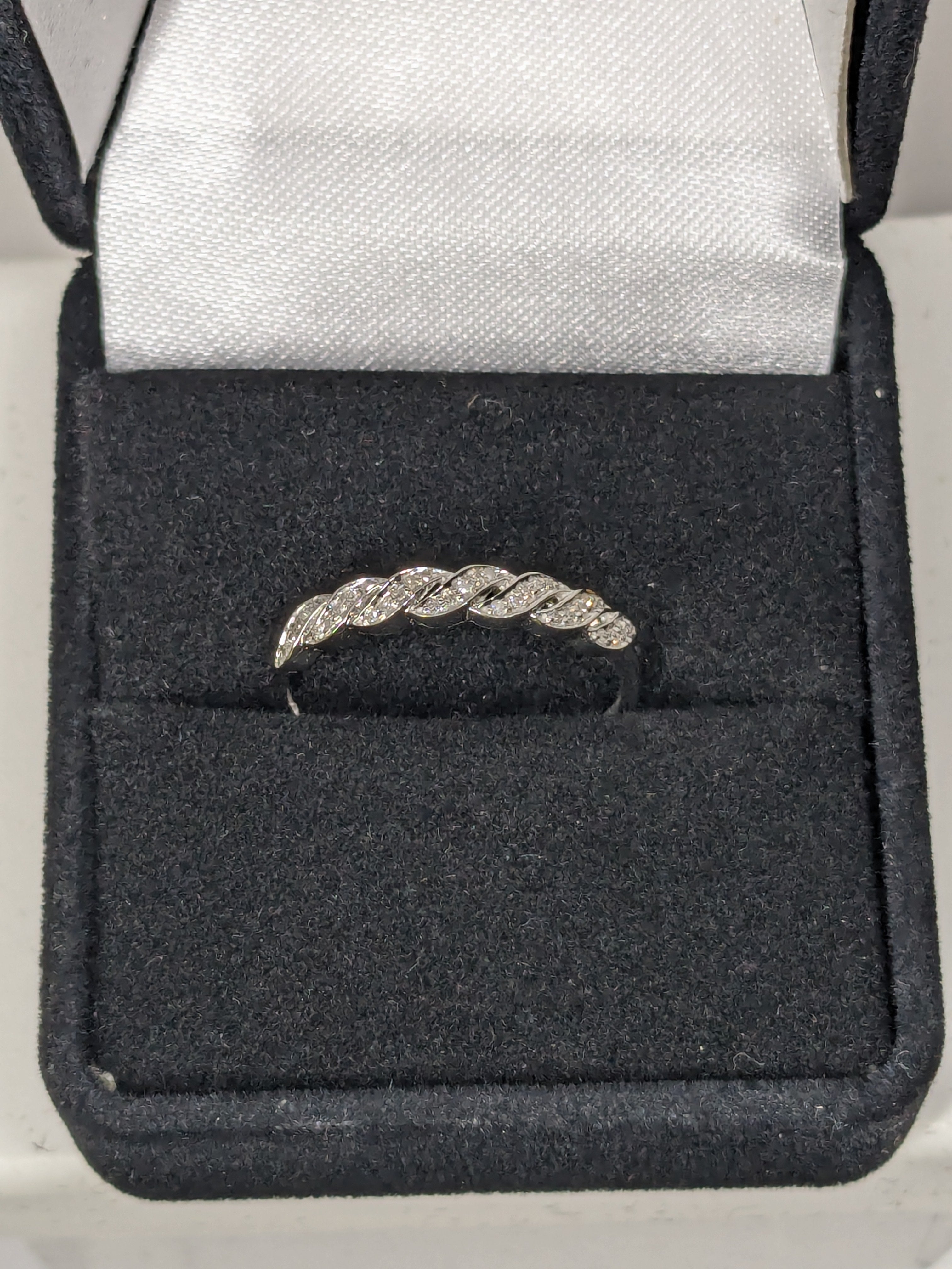 0.2ct Round-Cut Diamond Twist Ring Wedding Band Solid 14kt White Gold